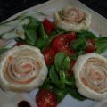 Vorspeise: Lachs-Blätterteig-Röllchen auf Salat