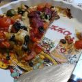 Vegetarische Pizza mit Pilzen und Tomaten