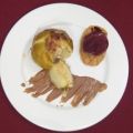 Geschmorter Apfel mit Nougatsoße und Eisbällchen