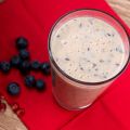 Fitnessdrink: Mango-Buttermilch mit Heidelbeeren