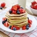 American Pancakes mit frischen Früchten