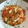 Linguine mit würziger Camembert-Tomaten-Sauce