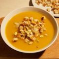 Kürbissuppe mit Knoblauch und Croutons