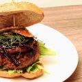 Feiger, rot weinender Burger mit Ziegenkäse