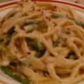 Nudeln und Spargel in Sahnesauce
