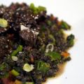 Beluga-Linsen-Salat mit glasierter Geflügelleber