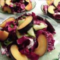 Gurkensalat mit Granatapfelkernen, Pflaumen und[...]