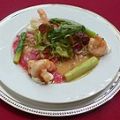 Salat auf Tunfischcarpaccio und Garnelen
