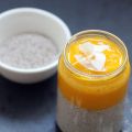 Weißer Chiapudding mit Mango-Kokos-Häubchen