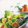 Salat mit gebackenen Würfeln und Löwenzahn