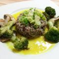 Quinoa auf Currysaucen-Spiegel mit Brokkoli und[...]