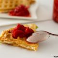 Herzhafte Quark-Waffeln mit Erdbeer-Salsa