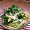 Penne mit Sahnesauce und rohem Spinat