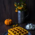 Kürbis-Waffeln mit Feta