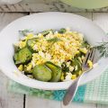 Schmorgurkentopf mit Eier-Mandel-Crumble