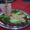 Salatplatte mit Tiger-Prawn-Spießen