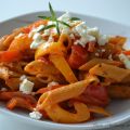 Schnelle Pasta mit Paprikasauce und Feta