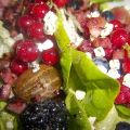 Fruchtiger Sommersalat mit Beeren und Schafskäse