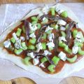 Pizza mit Sellerie, Sardellen und Gorgonzola