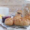 Himbeer Müsli Brötchen