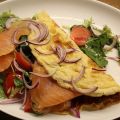 Omelett mit Salatfüllung und Räucherlachs