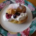 Windbeutel mit einer Beeren- Sahne-füllung