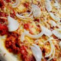 Pizza Bolognese; mit Zwiebeln
