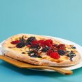 Beeren-Pizza mit Nüssen