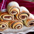 Zweifarbige Heferöllchen mit Schokoladenkern
