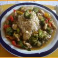Hähnchen-Wok mit Gemüse und Vollkornreis