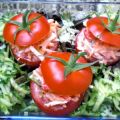 Tomaten gefüllt mit Gemüsesalat auf Blattgrün