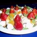 Bunter Salat mit Früchten und Käse und einem[...]