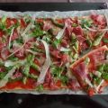Pizza mit grünen Spargel und Prosciutto-Schinken