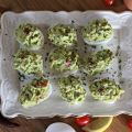 Low Carb: Eier mit Guacamole Haube