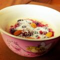 KOKOSQUINOA MIT BEEREN UND MANDELN