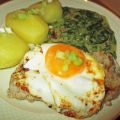 Schnitzel mit Spiegelei und Blattspinat