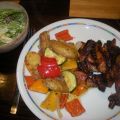 Honig-Whiskey-Nuggets mit Backofengemüse und[...]