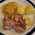 Eisbein mit Sauerkraut und Salzkartoffeln