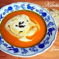 Kürbissuppe mit Gewürzsahne