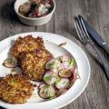 Kohlrabi-Möhren-Puffer mit Radieschensalat