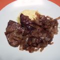 Leber-Pfanne mit Zwiebeln und Äpfeln