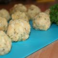 Semmelknödel oder Laugenknödel, also vegetarisch