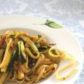 Linguine aglio e olio mit Zucchinistreifen