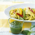 Basilikum-Pesto zu Paprika-Nudeln