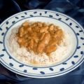 Scharfes Curry-Zwiebel-Hühnchen mit Reis