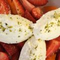 Quarknockerl auf Erdbeer-Aprikosen-Ragout
