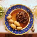 Rheinischer Sauerbraten mit Apfelmus, Salat und[...]