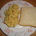 GEFLÜGELSALAT MIT TOASTBROT