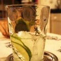 Wodka-Limetten-Drink mit Thymian