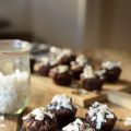 Einfache Schoko-Kokos-Muffins mit Kokosfüllung